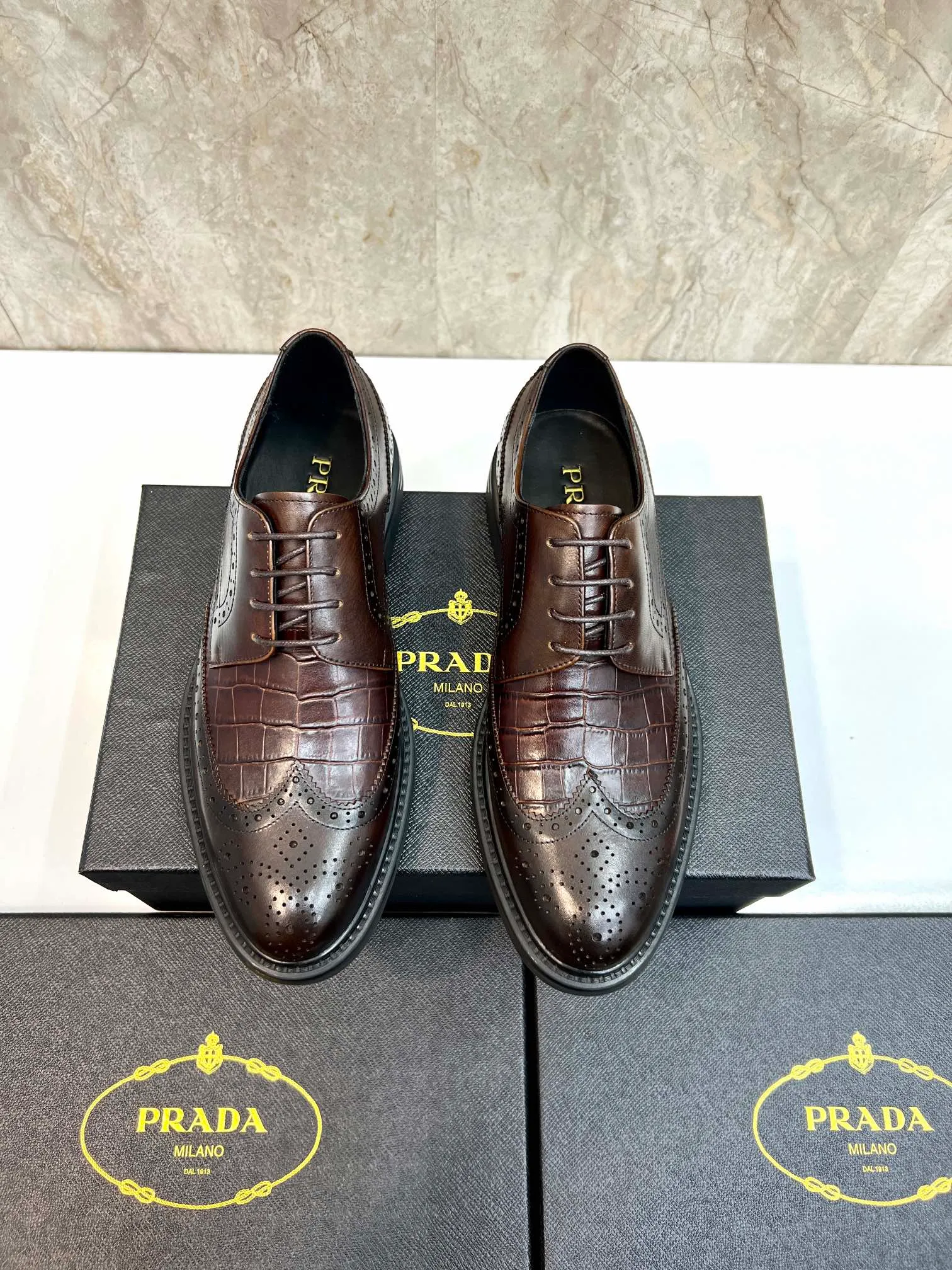 Original order quality: P580 Brand: PRADA (Prada) Standard code: Men's size 38/44 (45 can be customized) Grade: Same style as the official website High-quality men's shoes Material: Original cowhide Water-dyed cowhide lining Rubber outsole Style categories: Men's fashionable formal leather shoes Slip-on men's shoes series Young fashion European and American trends British style Top luxury Color: Actual picture